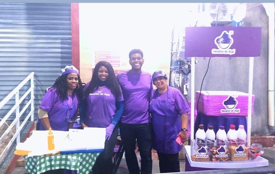 Equipe uniformizada do Recanto do Açaí servindo em evento corporativo no Rio de Janeiro