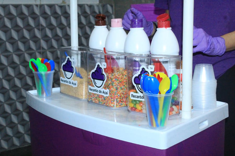Mesa de acompanhamentos liberada de uma estação de açaí para festas