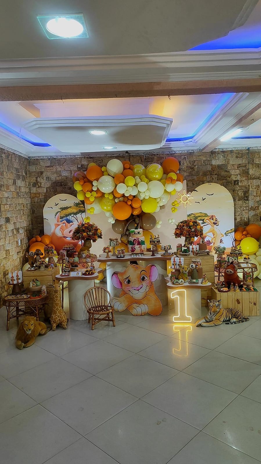 Estação de açaí em festa infantil com tema decorado