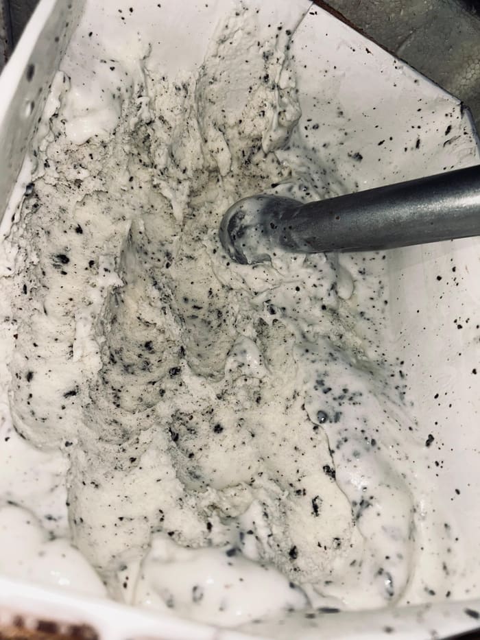 Creme gourmet com flocos servido nas estações do Recanto do Açaí